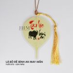 la-bo-de-tai-loc-binh-an-jhm-phong-thuy-mang-lai-may-man-cho-tuoi-suu-lam-moc-khoa-trang-tri-op-lung-treo-xe-o-to - ảnh nhỏ  1